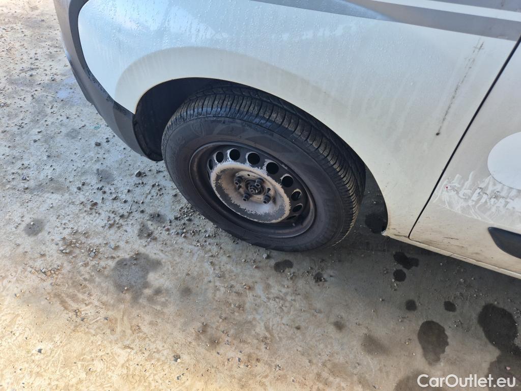  Fiat  Fiorino FIAT  / 2016 / 3P / furgón derivado de turismo Cargo Base 1.3 Mjet 59kW (80CV) E6 #32