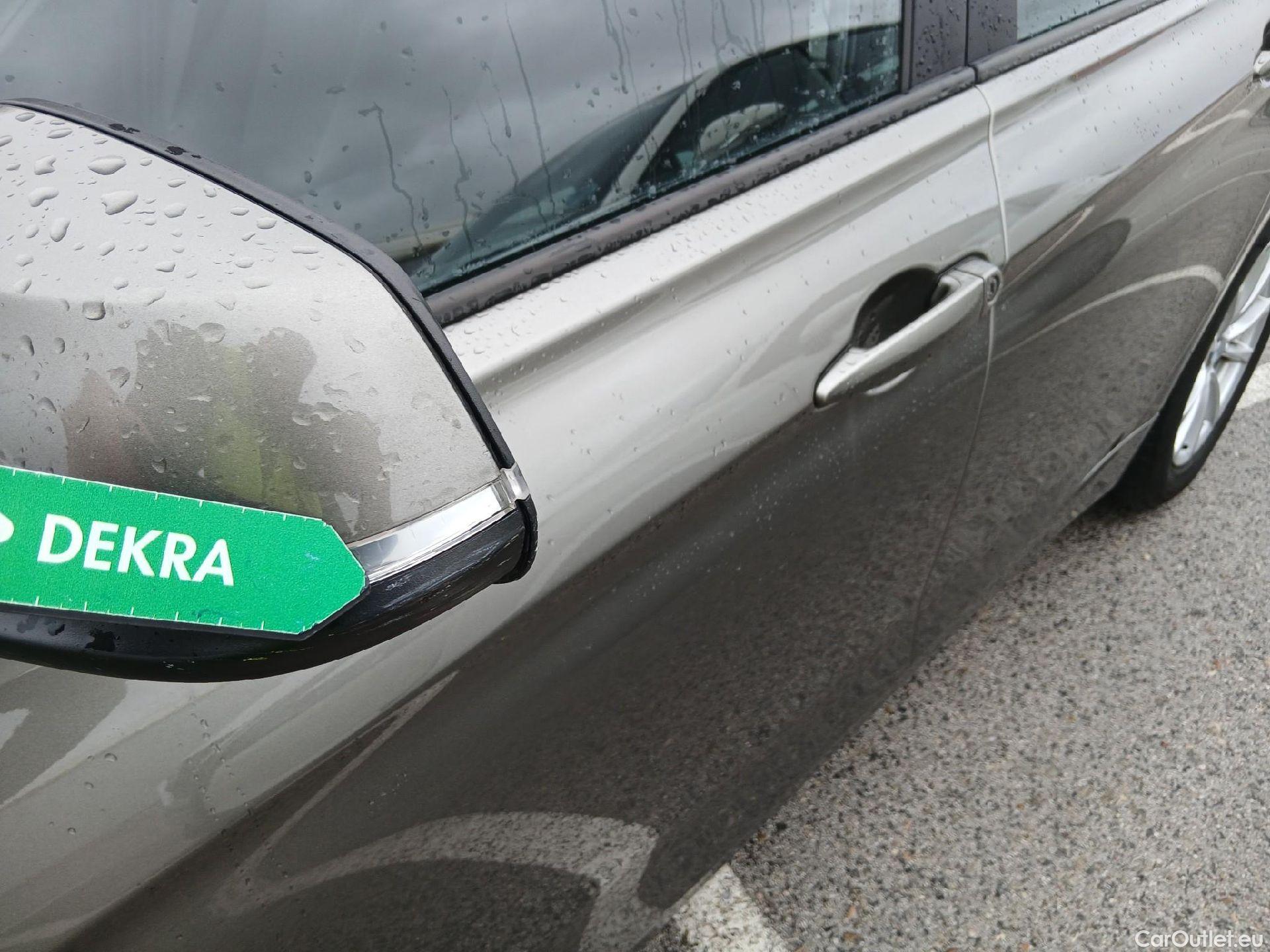  Bmw  Serie 3 BMW  / 2015 / 5P / familiar 318d Touring #19