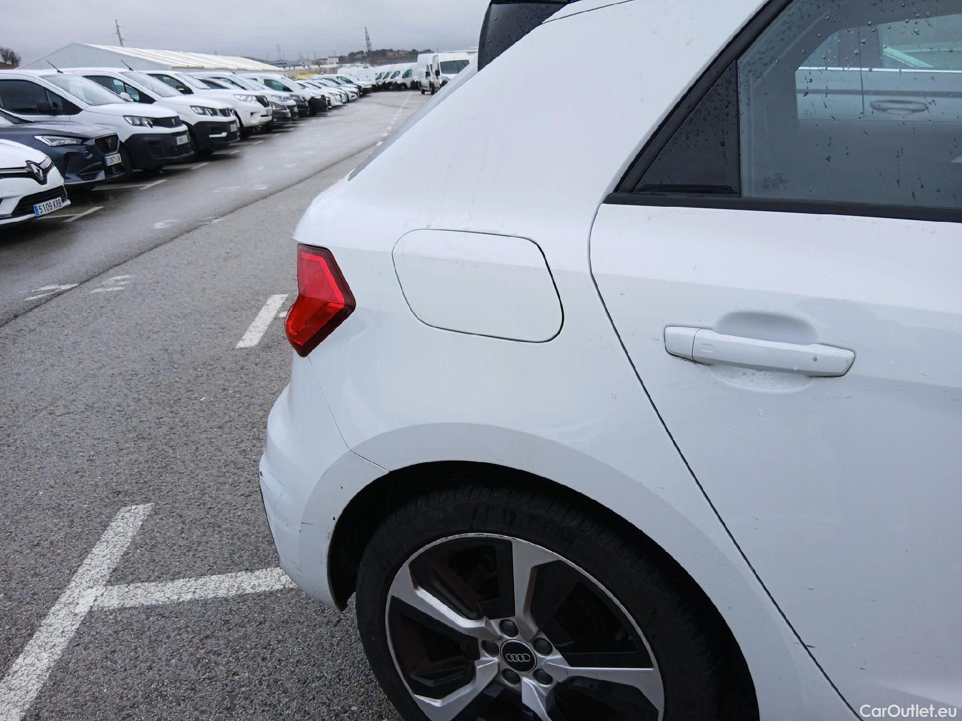  Audi  A1 Sportback AUDI A1 / 2018 / 5P / berlina con portón Sportback Adrenalin 30 TFSI 81kW S tron(SP) #25