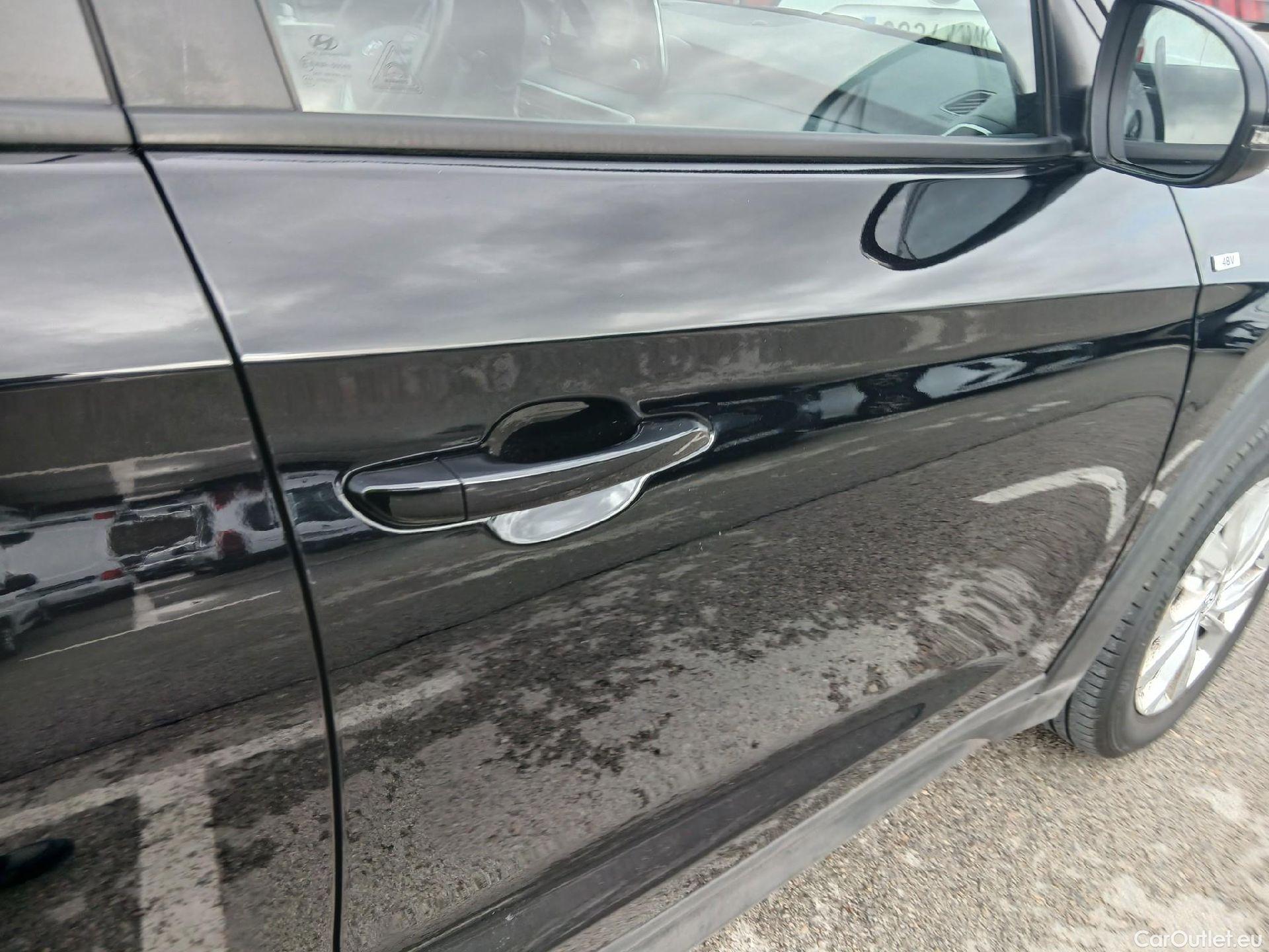  Hyundai  Tucson HYUNDAI  / 2018 / 5P / todoterreno 1.6 CRDI 85kW (116CV) 48V SLE 4X2(SP)(SL) #18