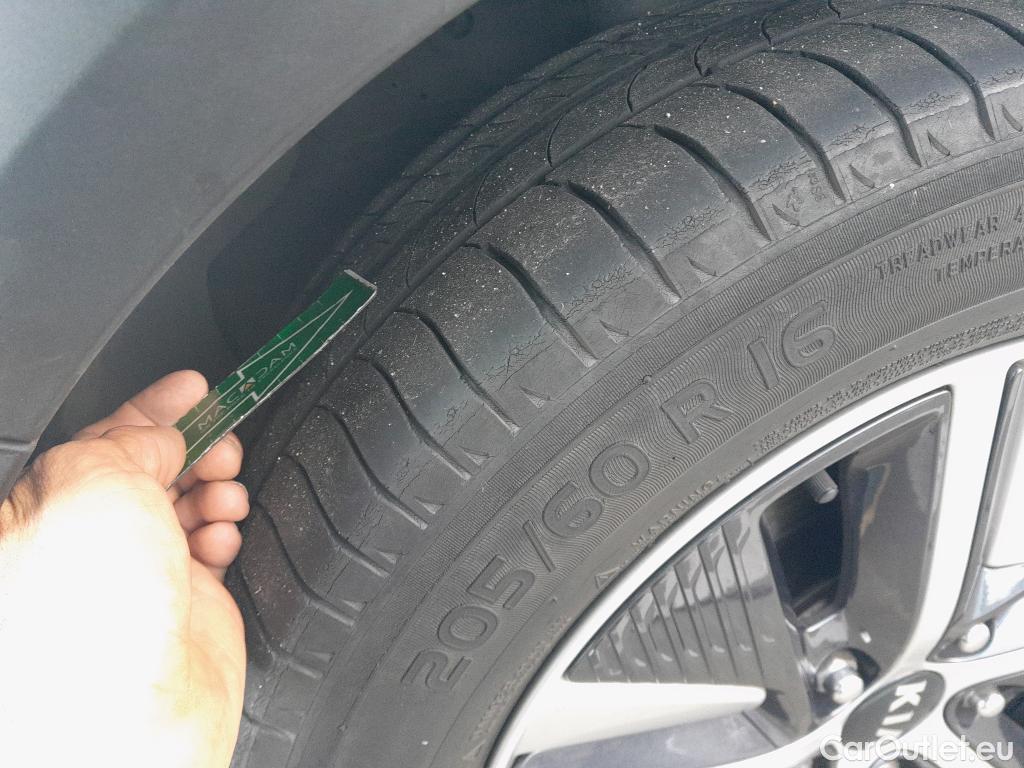  KIA  Niro KIA  / 2019 / 5P / crossover 1.6 GDi HEV 104kW (141CV) Drive #4