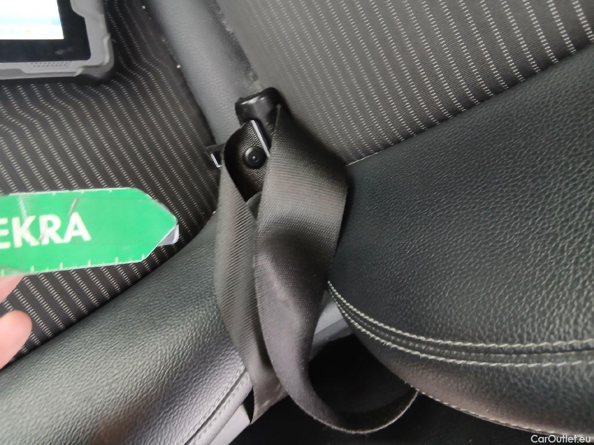  Mercedes  A-Klasse MERCEDES-BENZ Clase A / 2018 / 5P / berlina con portón A 180 d #19