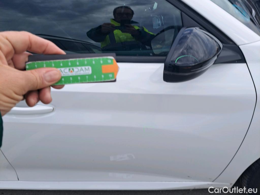  Peugeot  208 PEUGEOT  / 2019 / 5P / berlina con portón BlueHDi 73kW (100CV) Active Pack (AC) #13