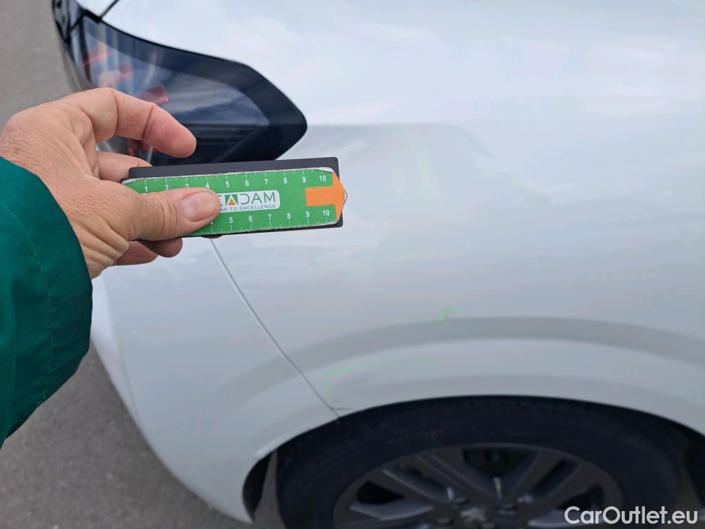  Peugeot  208 PEUGEOT  / 2019 / 5P / berlina con portón BlueHDi 73kW (100CV) Active Pack (AC) #4