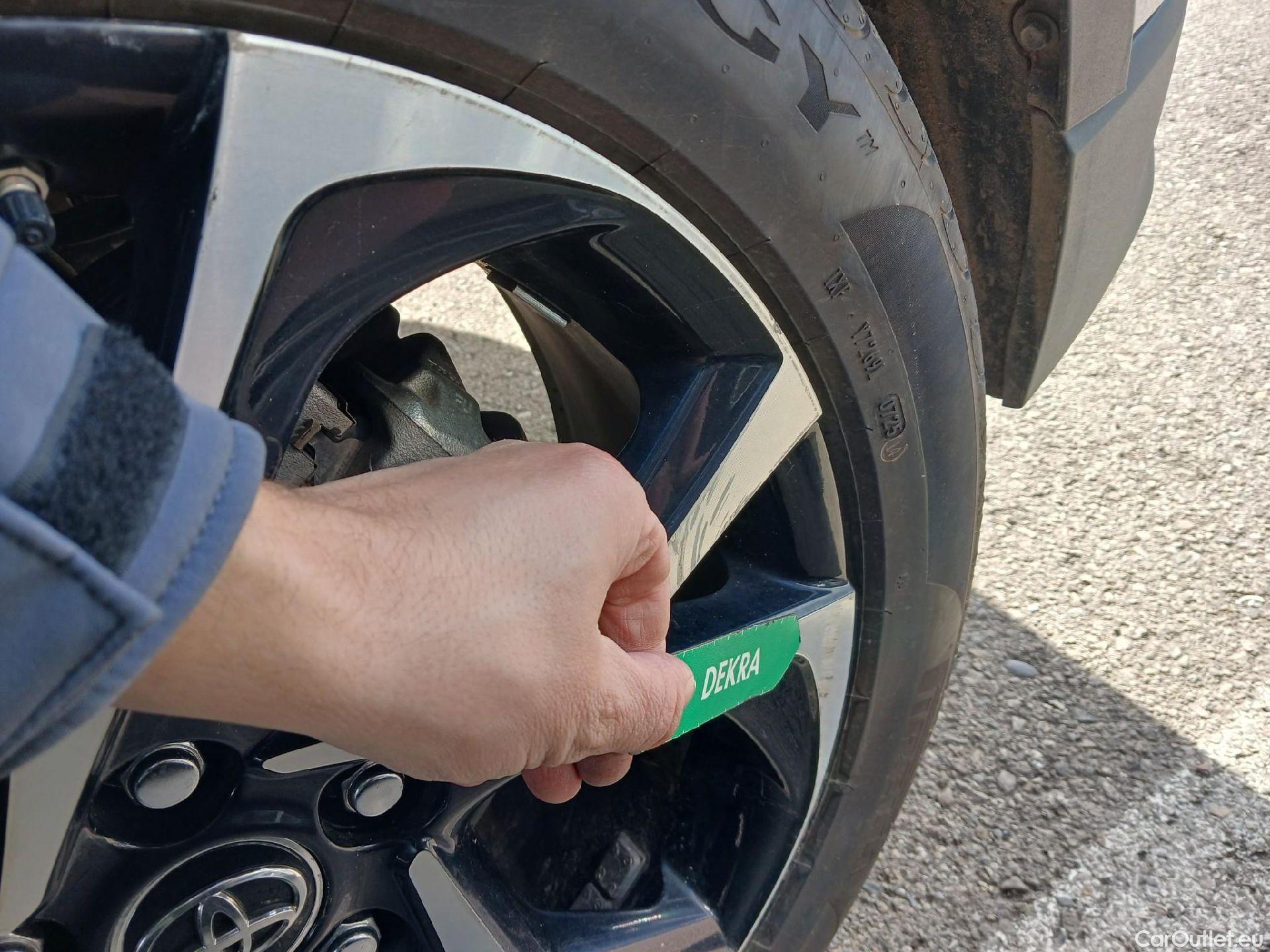  Toyota  C-HR TOYOTA  / 2016 / 5P / todoterreno 1.8 125H Advance (CX) #13