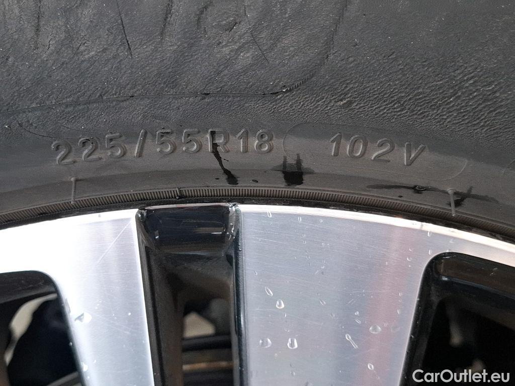  Peugeot  3008 PEUGEOT  / 2020 / 5P / SUV 1.6 HYBRID4 300 E-EAT8 GT #24