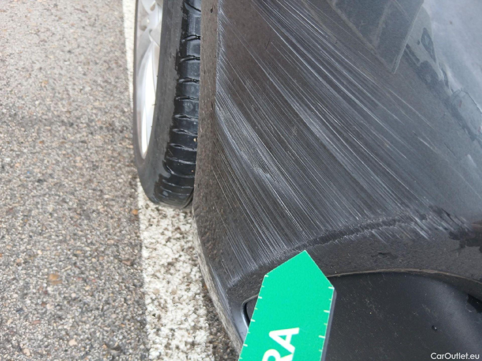  Bmw  Serie 1 BMW  / 2019 / 5P / berlina con portón 118i #3