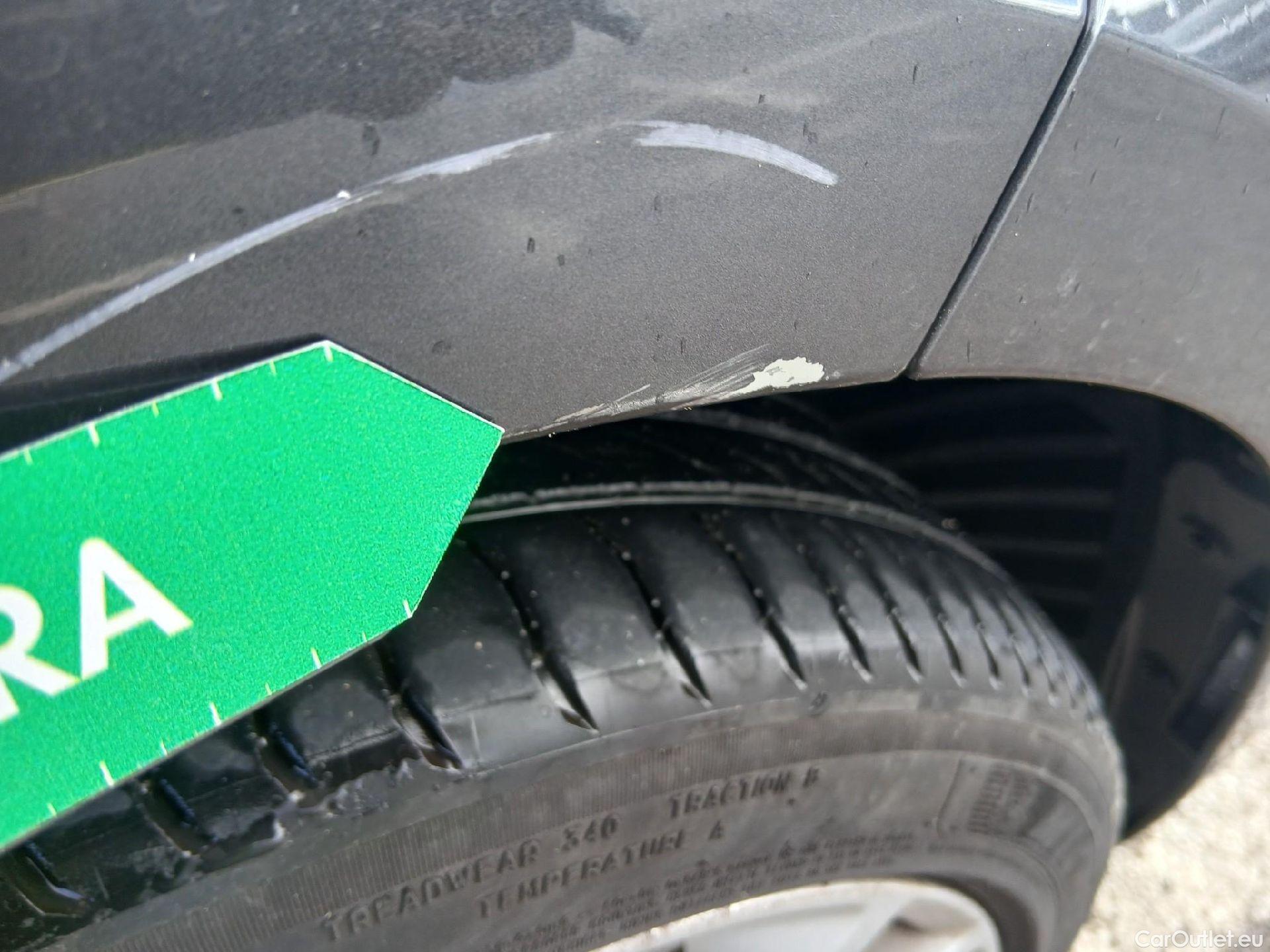  Bmw  Serie 1 BMW  / 2019 / 5P / berlina con portón 118i #27