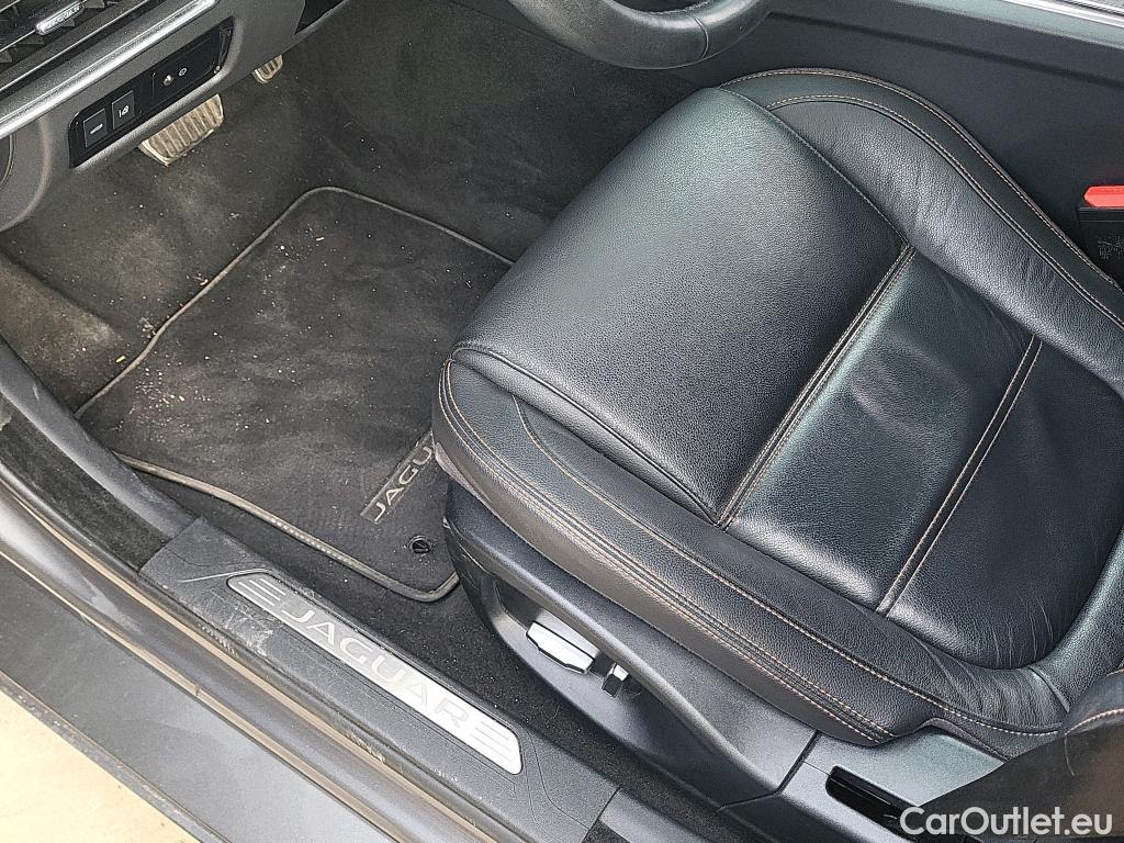  Jaguar  XE JAGUAR  sedán 2.0 Diesel RWD 132kW  Auto #14