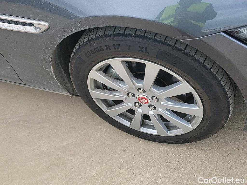  Jaguar  XE JAGUAR  sedán 2.0 Diesel RWD 132kW  Auto #17