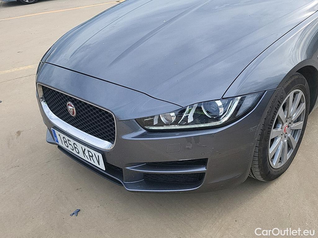  Jaguar  XE JAGUAR  sedán 2.0 Diesel RWD 132kW  Auto #5