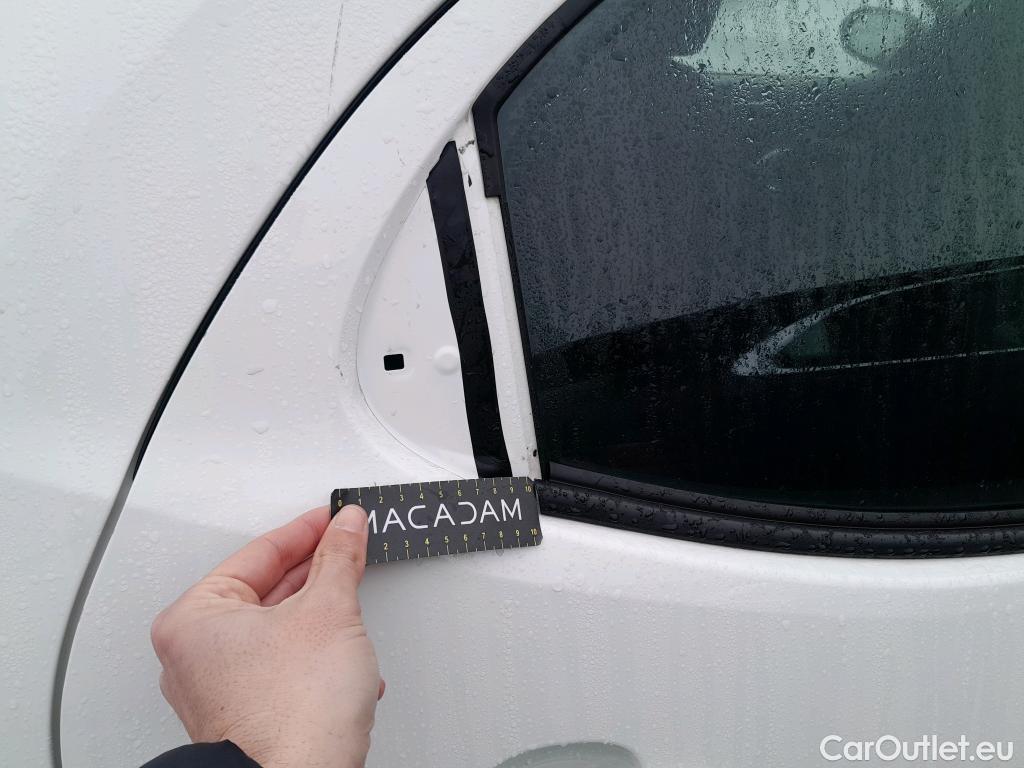  Toyota  Yaris TOYOTA  / 2020 / 5P / berlina con portón 1.5 120H Active Tech #26