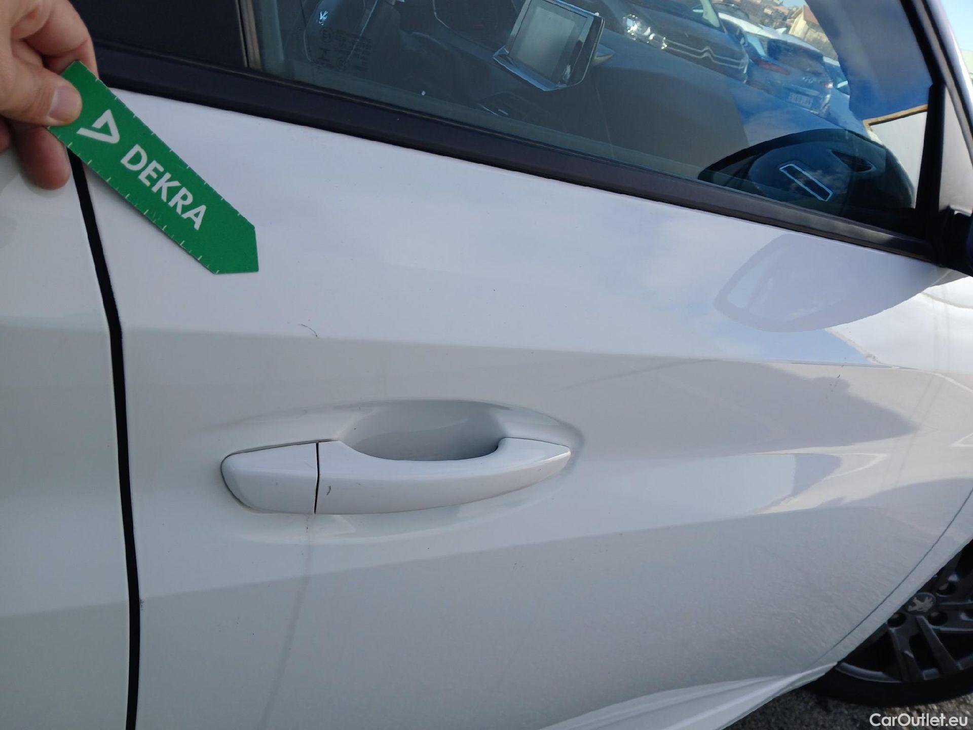  Peugeot  208 PEUGEOT  / 2019 / 5P / berlina con portón BlueHDi 73kW (100CV) Active Pack (AC) #49