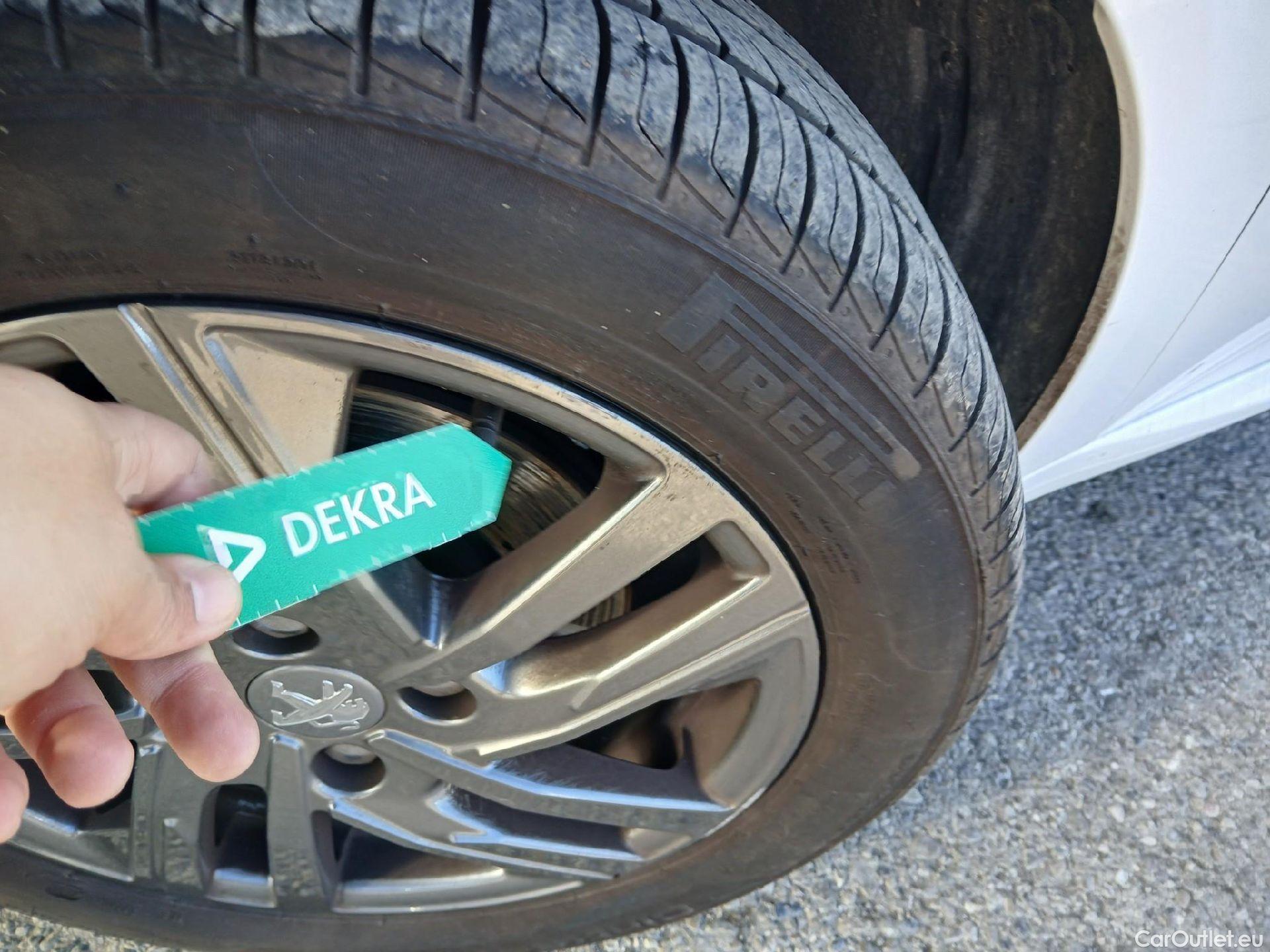  Peugeot  208 PEUGEOT  / 2019 / 5P / berlina con portón BlueHDi 73kW (100CV) Active Pack (AC) #14