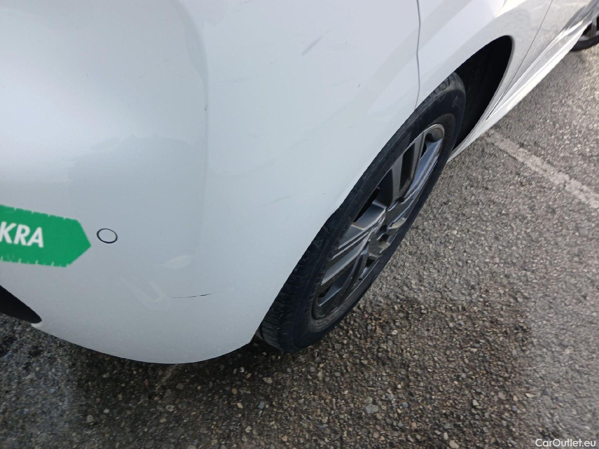  Peugeot  208 PEUGEOT  / 2019 / 5P / berlina con portón BlueHDi 73kW (100CV) Active Pack (AC) #32