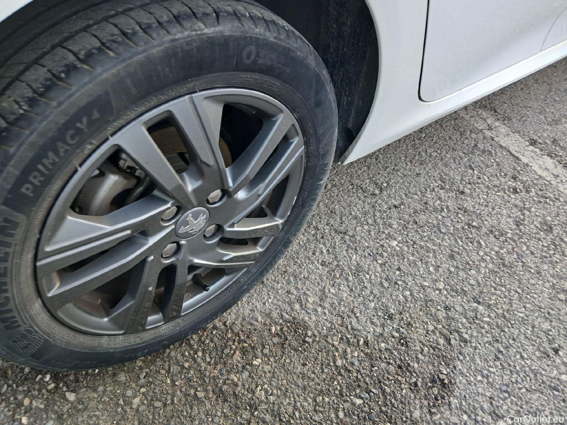  Peugeot  208 PEUGEOT  / 2019 / 5P / berlina con portón BlueHDi 73kW (100CV) Active Pack (AC) #42