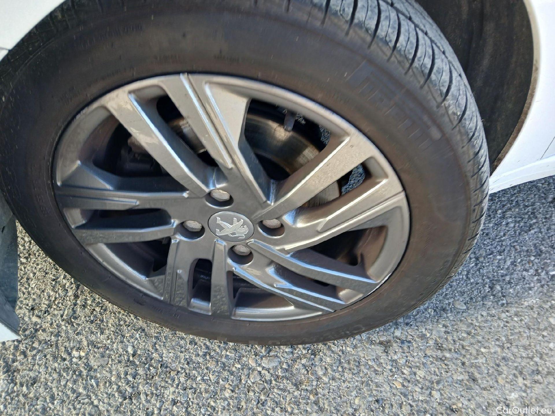  Peugeot  208 PEUGEOT  / 2019 / 5P / berlina con portón BlueHDi 73kW (100CV) Active Pack (AC) #15