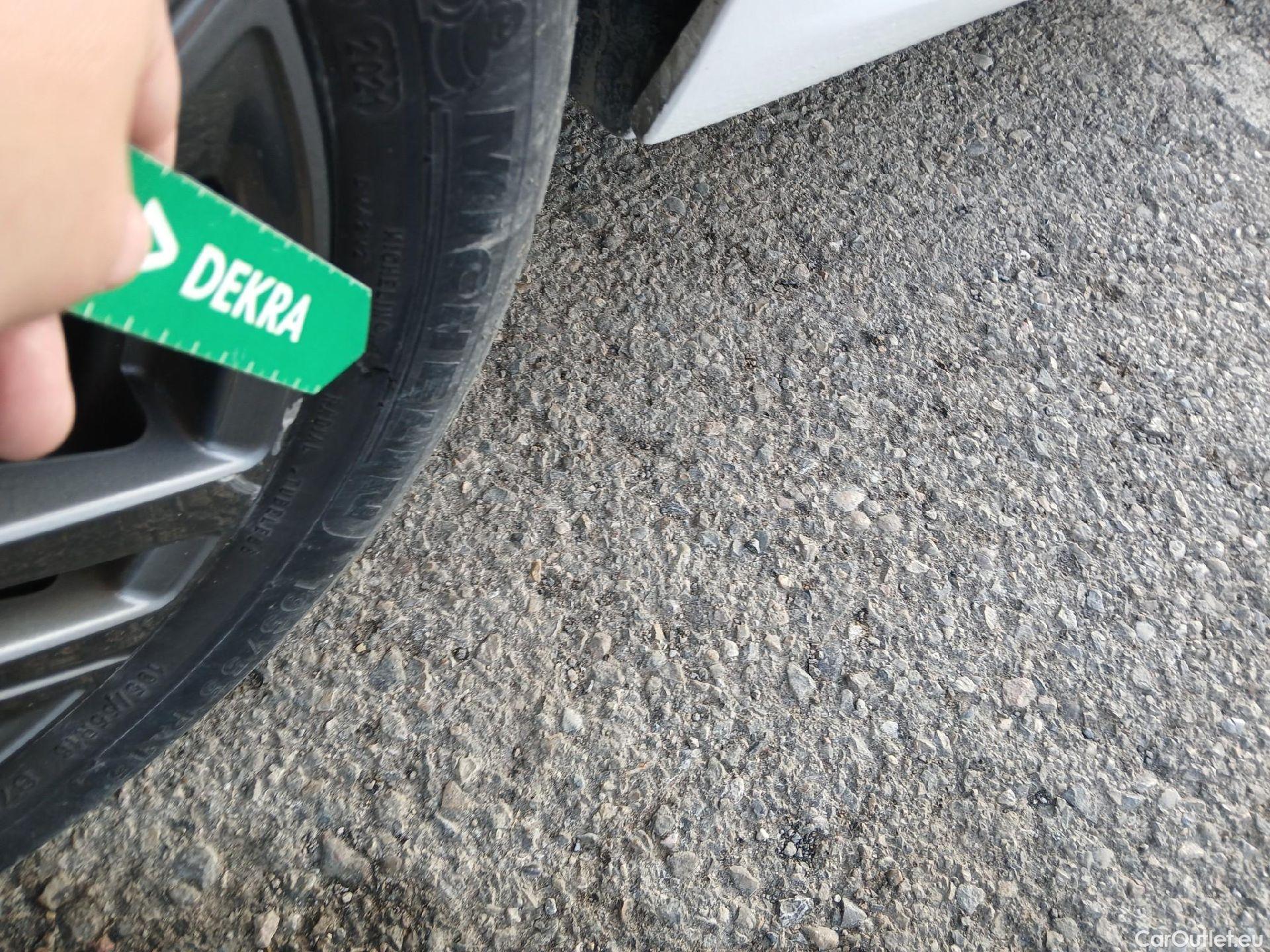  Peugeot  208 PEUGEOT  / 2019 / 5P / berlina con portón BlueHDi 73kW (100CV) Active Pack (AC) #43