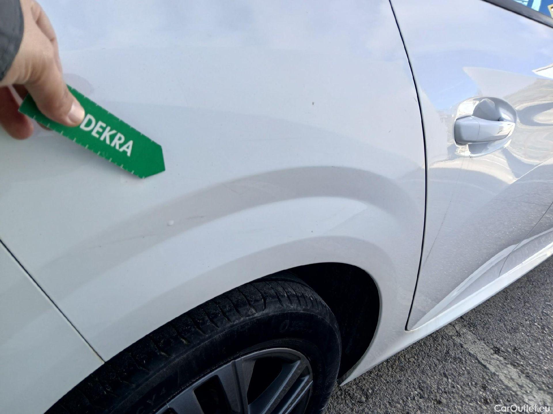  Peugeot  208 PEUGEOT  / 2019 / 5P / berlina con portón BlueHDi 73kW (100CV) Active Pack (AC) #40