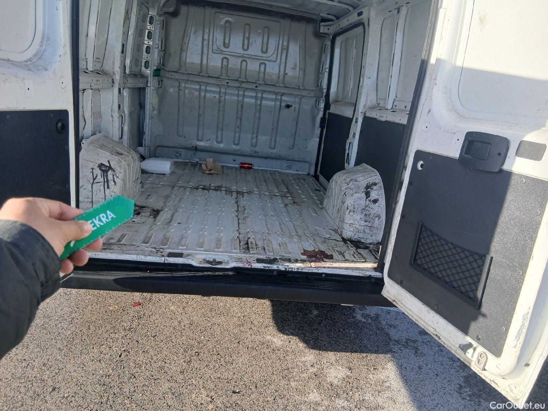  Peugeot  Boxer PEUGEOT  / 2014 / 4P / furgón 330 L1 H1 BHDI 103kW (140CV) S&S 6 V M (CX) #2