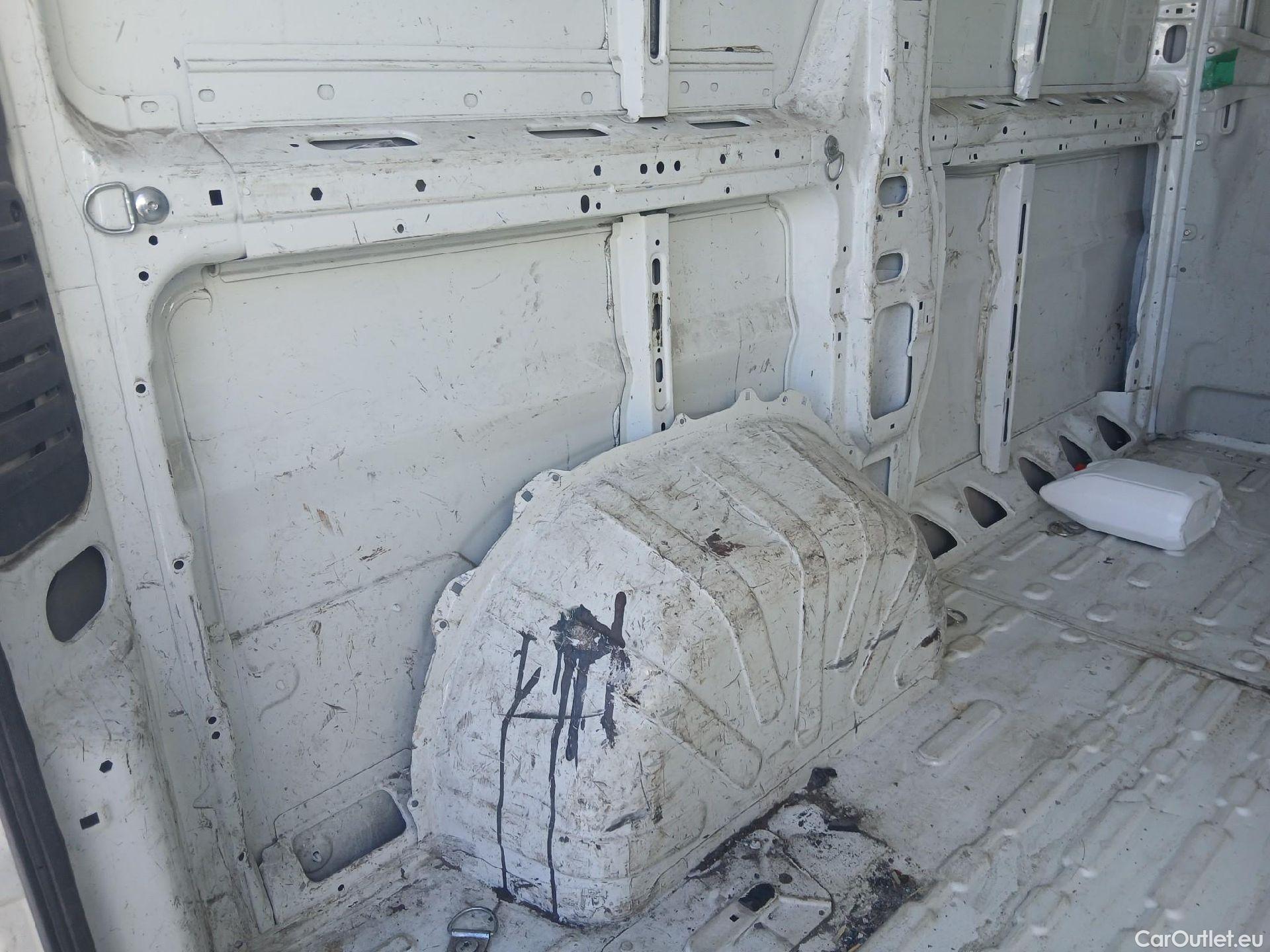  Peugeot  Boxer PEUGEOT  / 2014 / 4P / furgón 330 L1 H1 BHDI 103kW (140CV) S&S 6 V M (CX) #3