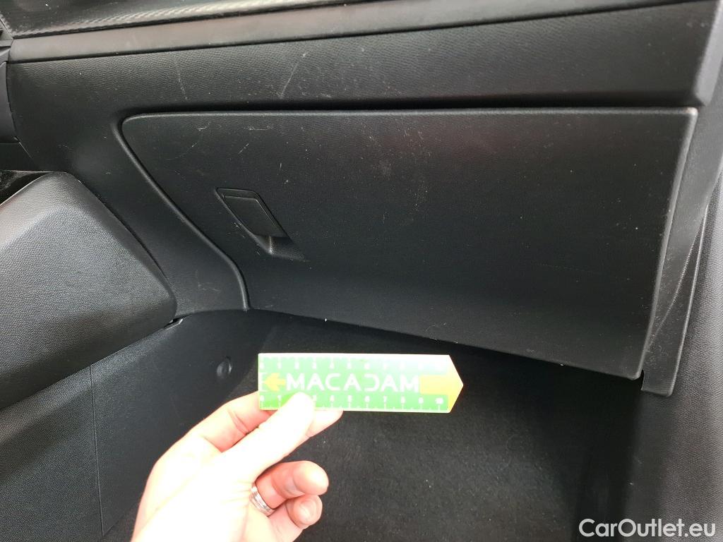  Peugeot  208 PEUGEOT  Affaire / 2019 / 5P / Berline 1.5 BlueHDi 100 S&S Premium #38