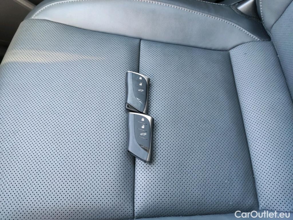  Land Rover  Discovery LEXUS RZ / 2022 / 5P / todoterreno 450e Executive #11