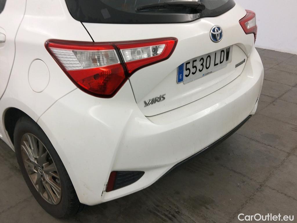  Toyota  Yaris TOYOTA  / 2017 / 5P / berlina con portón 1.5 100H Active #13
