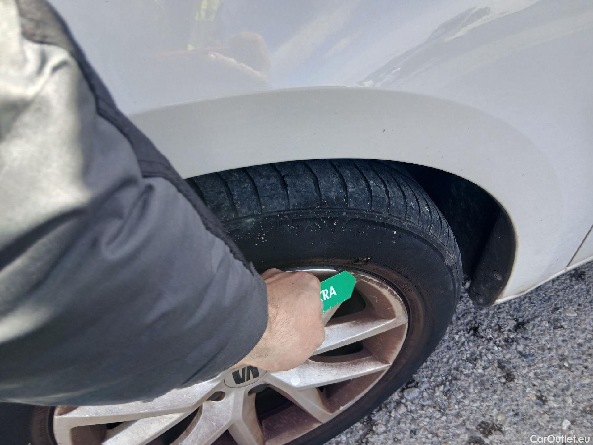  Land Rover  Discovery SEAT Nuevo León / 2020 / 5P / berlina con portón 2.0 TDI 85kW S&S Style Go (AC3) #4