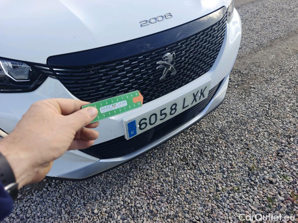  Peugeot  2008 PEUGEOT  / 2019 / 5P / todoterreno Allure BlueHDI 81kW (110CV) #21