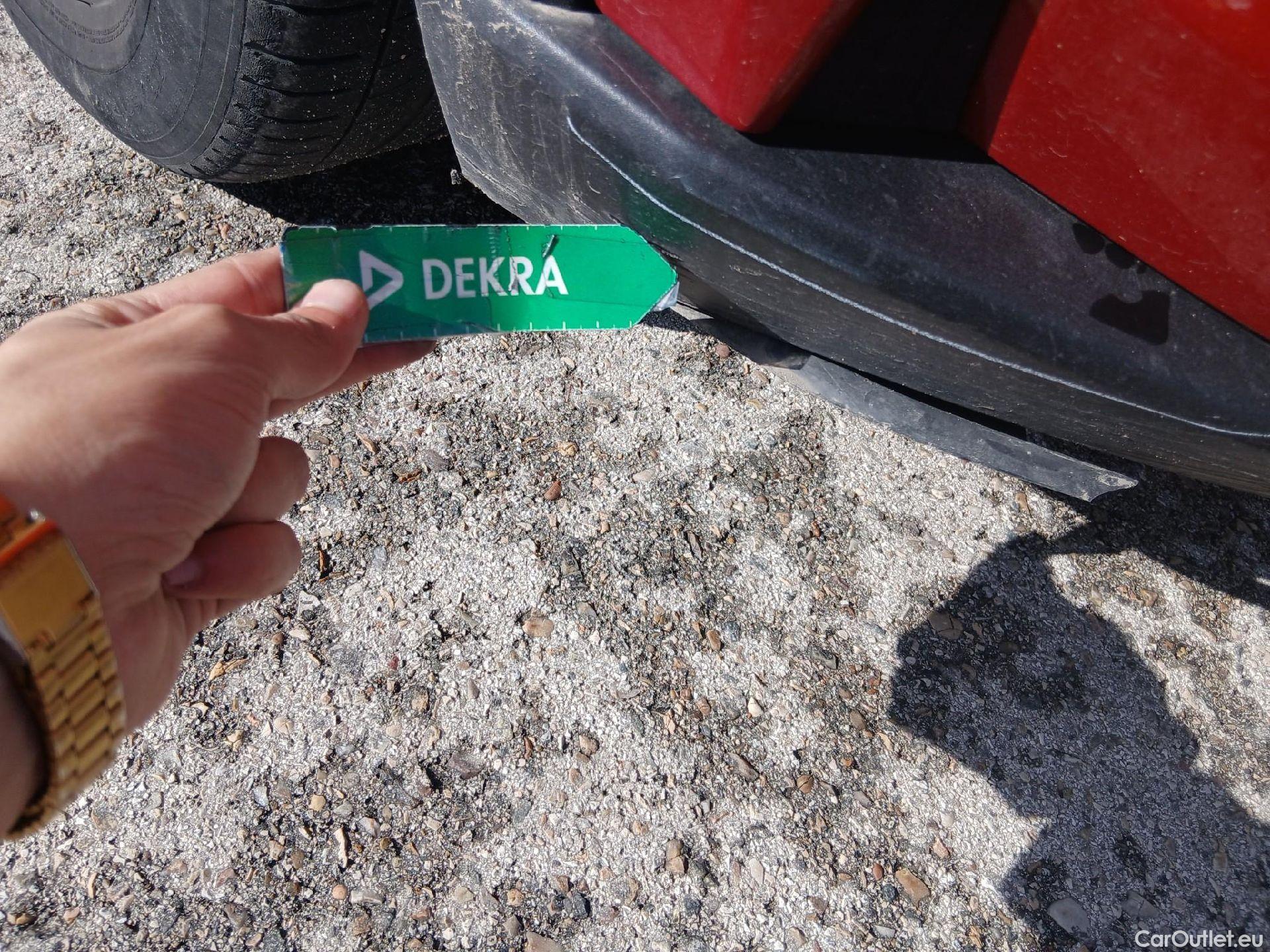  Toyota  C-HR TOYOTA  / 2019 / 5P / todoterreno 1.8 125H Active #3