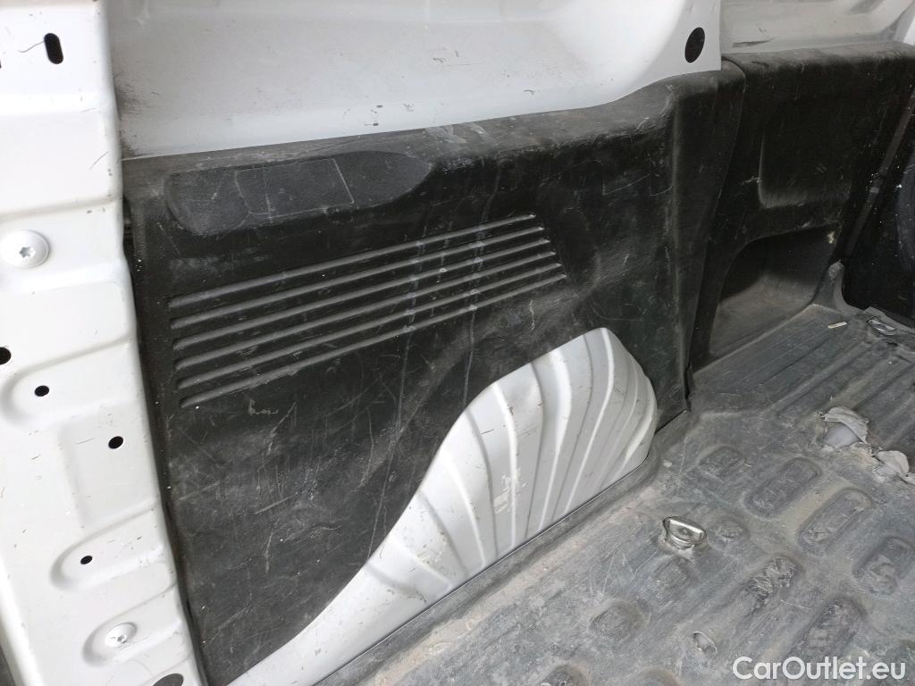  Peugeot  Partner PEUGEOT  / 2018 / 3P / furgón derivado de turismo Pro Standard 600kg BlueHDi 73kW #39