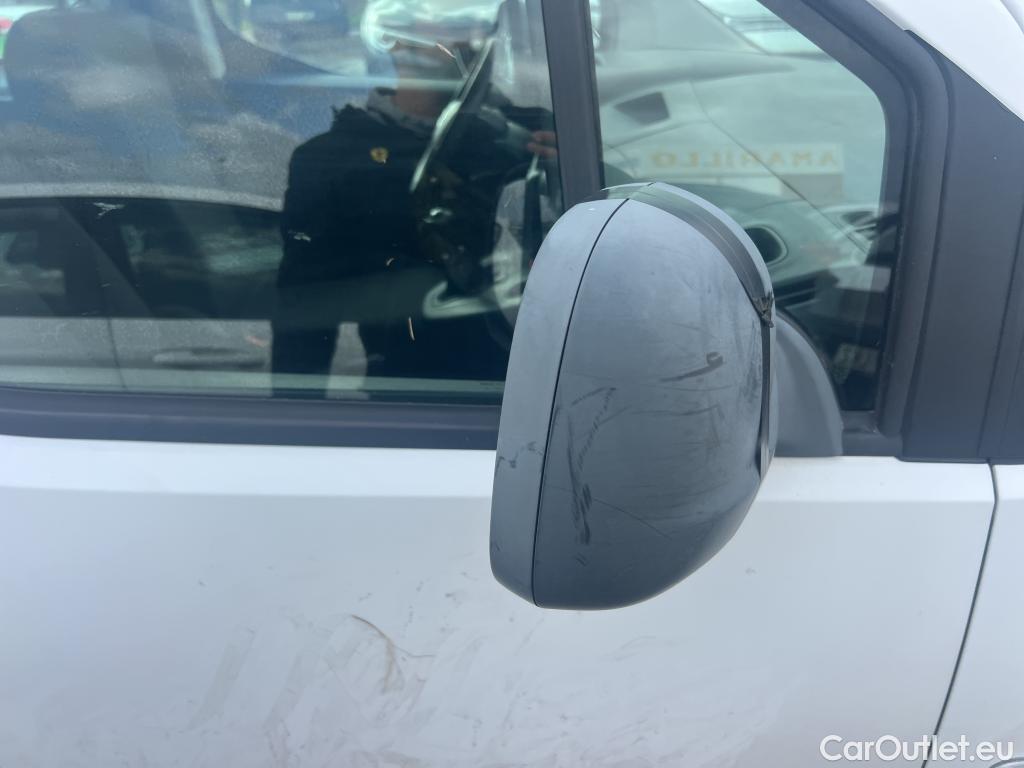  Citroen  Berlingo CITROEN  / 2018 / 4P / combi Talla M BlueHDi 100 LIVE (AC) #28