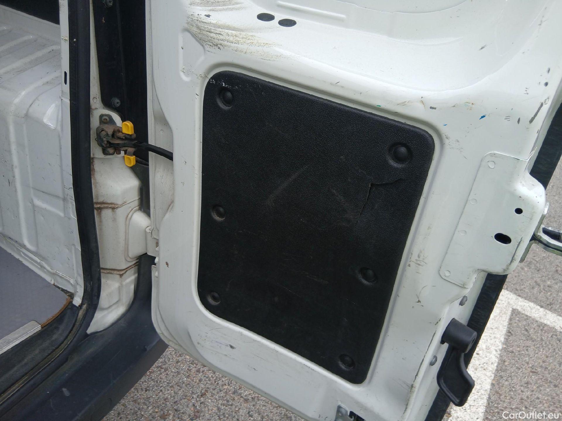  Fiat  Fiorino FIAT  / 2016 / 3P / furgón derivado de turismo Cargo Base 1.3 Mjet 59kW (80CV) E6 #21