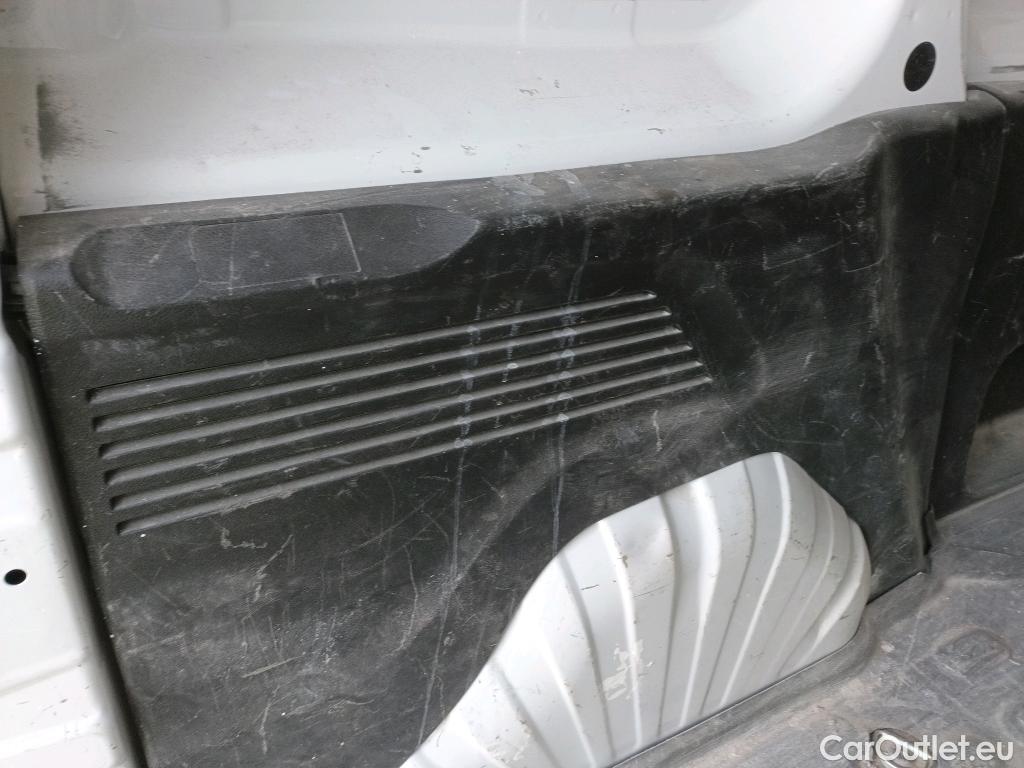  Peugeot  Partner PEUGEOT  / 2018 / 3P / furgón derivado de turismo Pro Standard 600kg BlueHDi 73kW #40