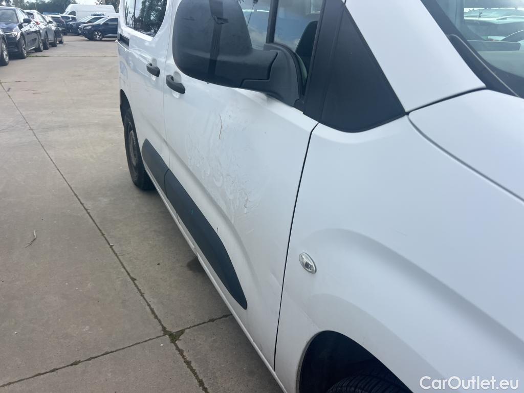  Citroen  Berlingo CITROEN  / 2018 / 4P / combi Talla M BlueHDi 100 LIVE (AC) #25