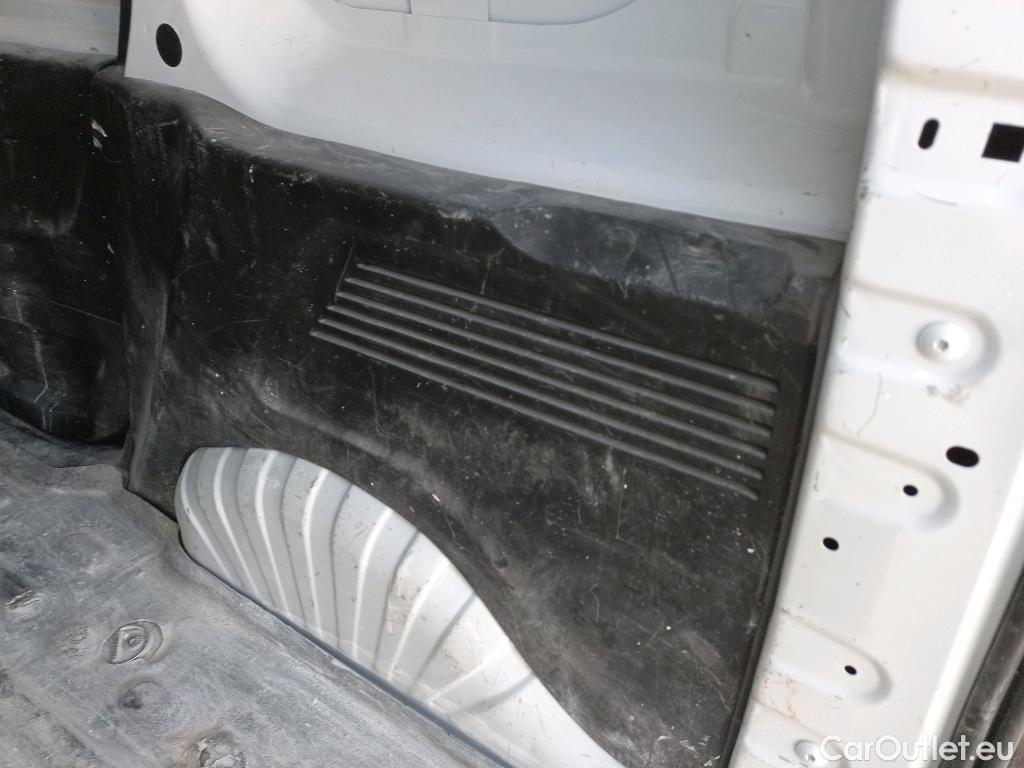  Peugeot  Partner PEUGEOT  / 2018 / 3P / furgón derivado de turismo Pro Standard 600kg BlueHDi 73kW #37