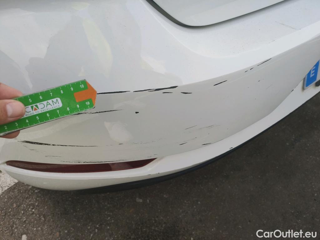  Volkswagen  Golf  VOLKSWAGEN / 2016 / 5P / berlina con portón Last Edition 1.6 TDI 85kW (115CV) #26