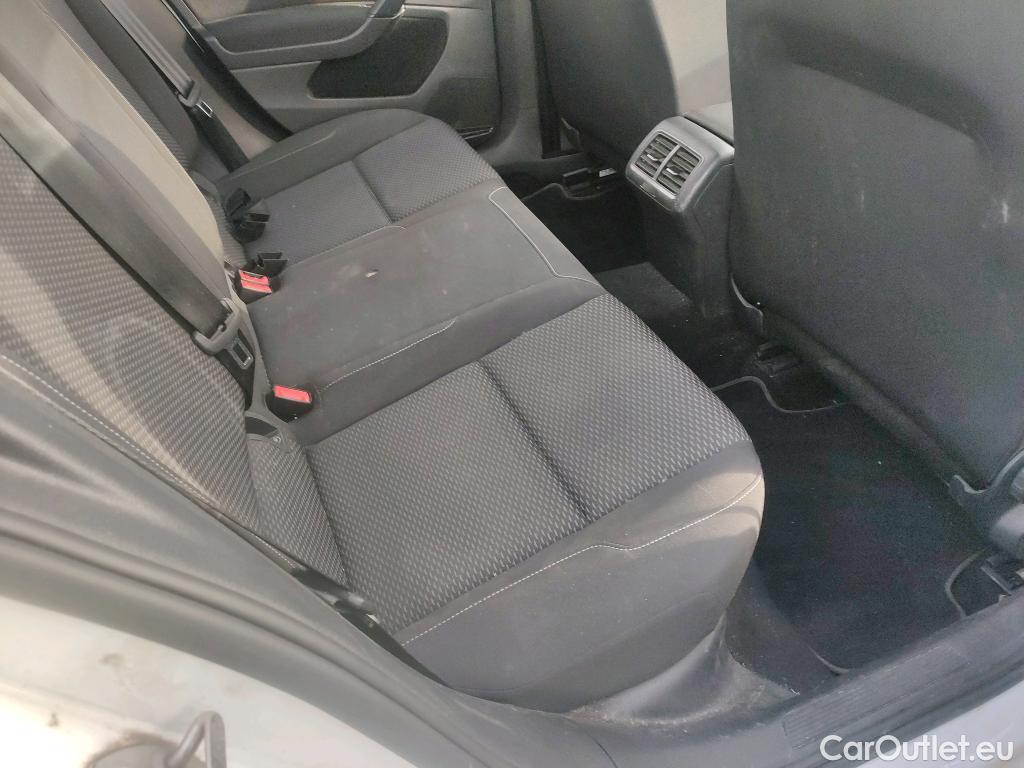  Volkswagen  Golf  VOLKSWAGEN / 2016 / 5P / berlina con portón Last Edition 1.6 TDI 85kW (115CV) #12