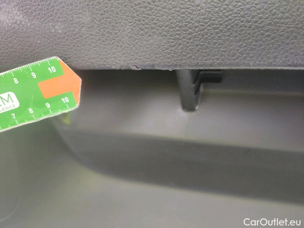  Volkswagen  Golf  VOLKSWAGEN / 2016 / 5P / berlina con portón Last Edition 1.6 TDI 85kW (115CV) #22