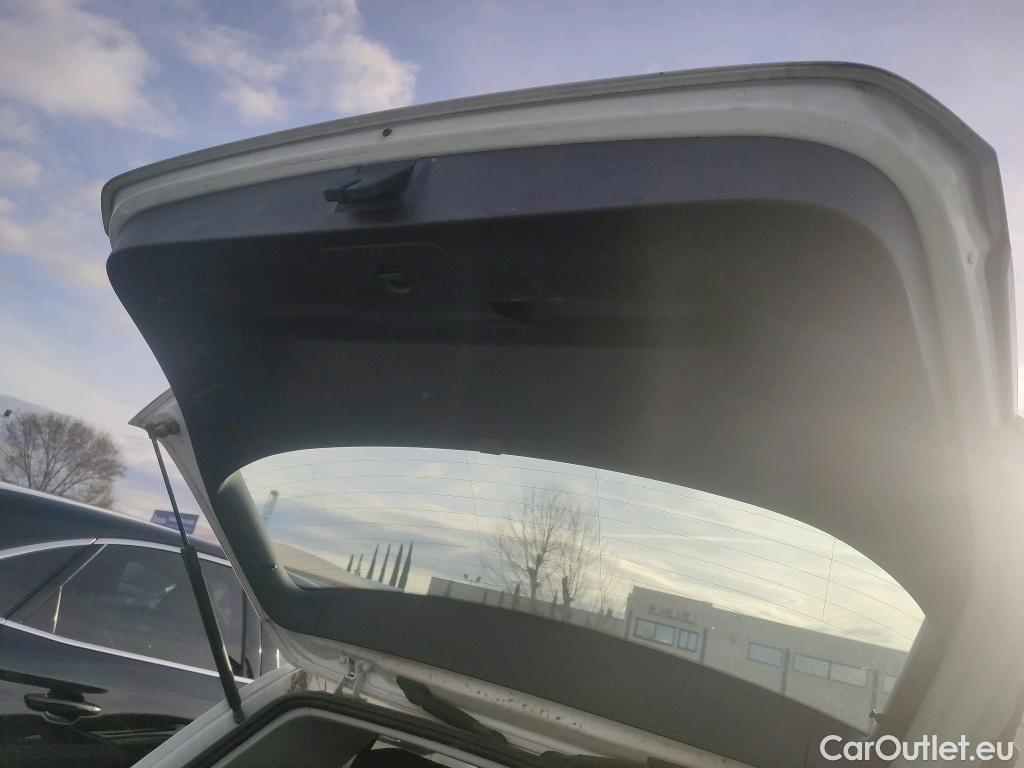  Volkswagen  Golf  VOLKSWAGEN / 2016 / 5P / berlina con portón Last Edition 1.6 TDI 85kW (115CV) #21