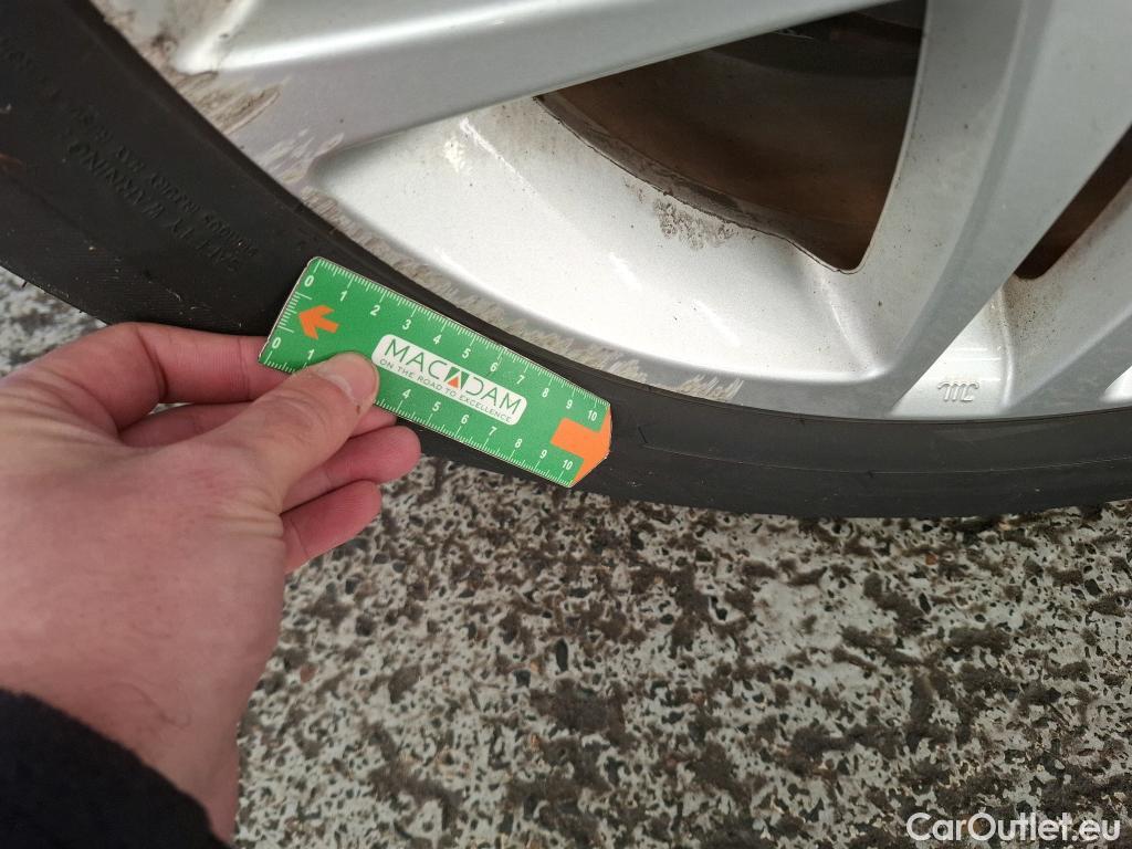  Toyota  C-HR TOYOTA  / 2016 / 5P / SUV 1.8 HYBRIDE 122 DYNAMIC #17