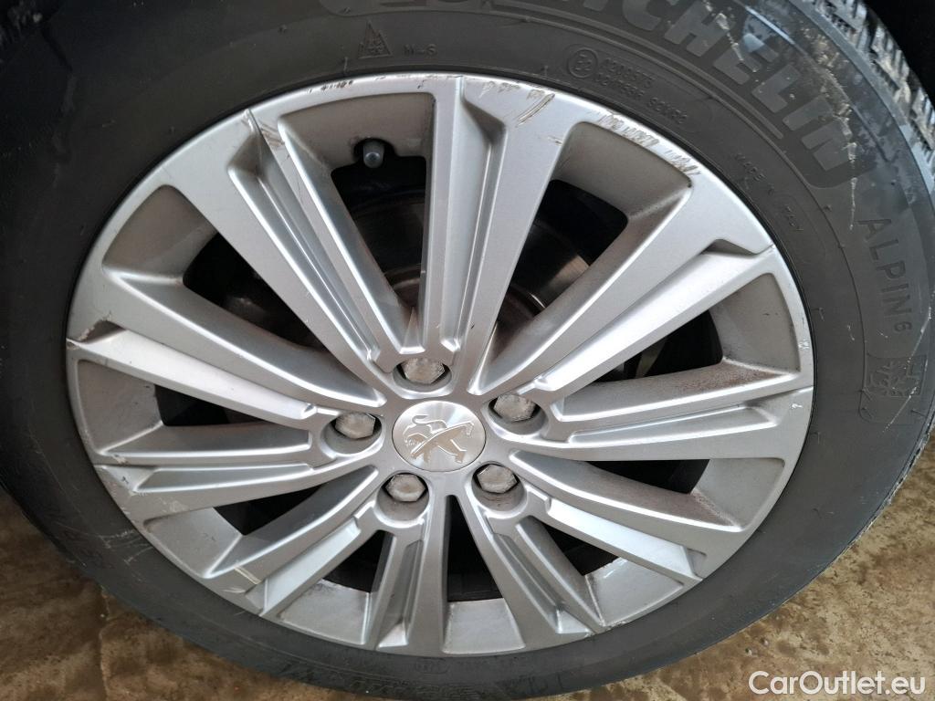  Peugeot  308 PEUGEOT  / 2017 / 5P / Berline Puretech 110 S&S Allure #2