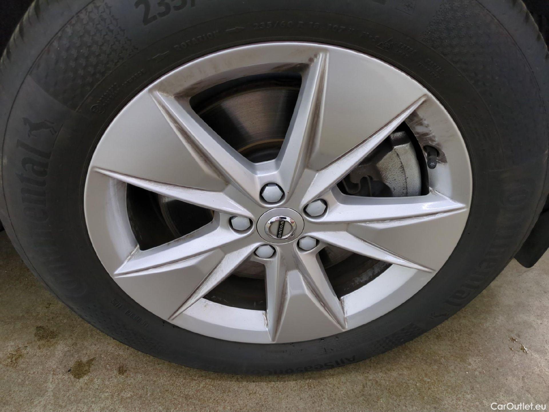  Volvo  XC60 VOLVO  5p SUV B4 AWD 197 Geartro 8 Momentum #3