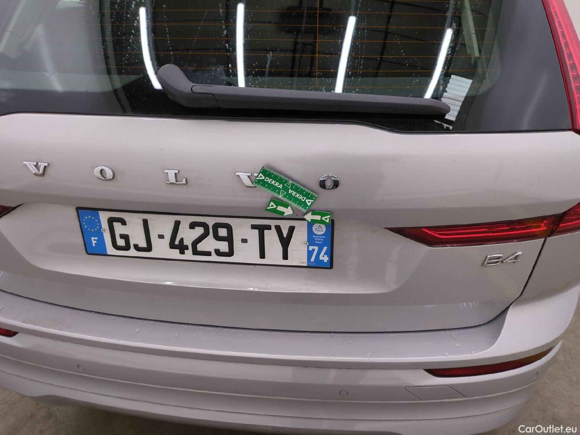  Volvo  XC60 VOLVO  5p SUV B4 AWD 197 Geartro 8 Momentum #17