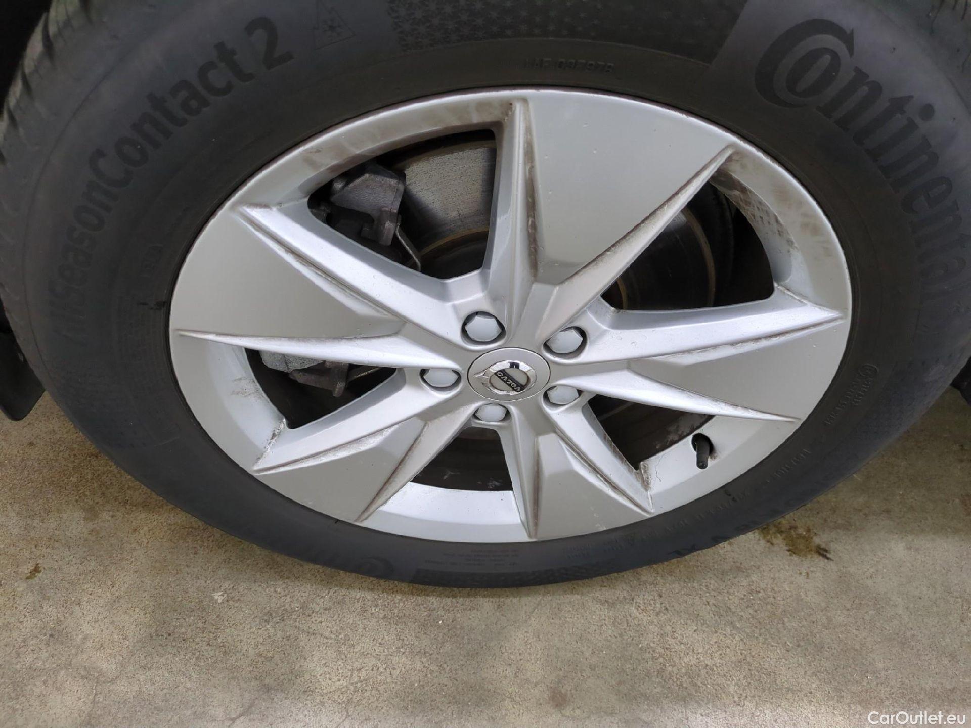  Volvo  XC60 VOLVO  5p SUV B4 AWD 197 Geartro 8 Momentum #4