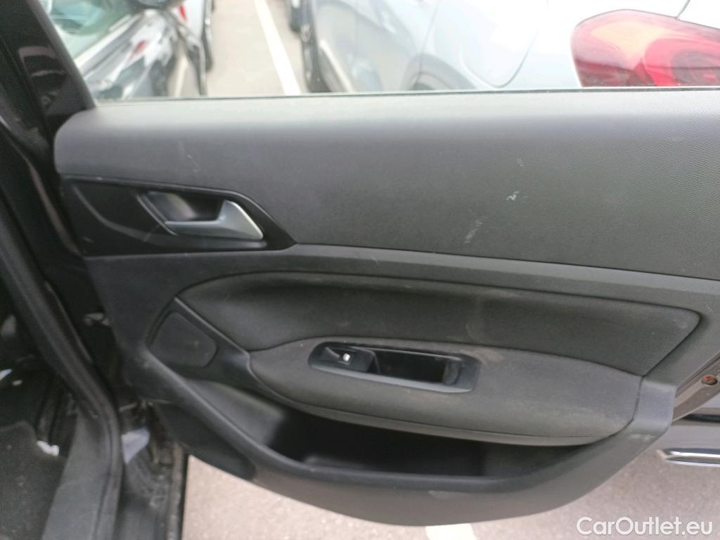  Peugeot  308 PEUGEOT  / 2017 / 5P / familiar W Active Pack BlueHDi 100 S&S #37