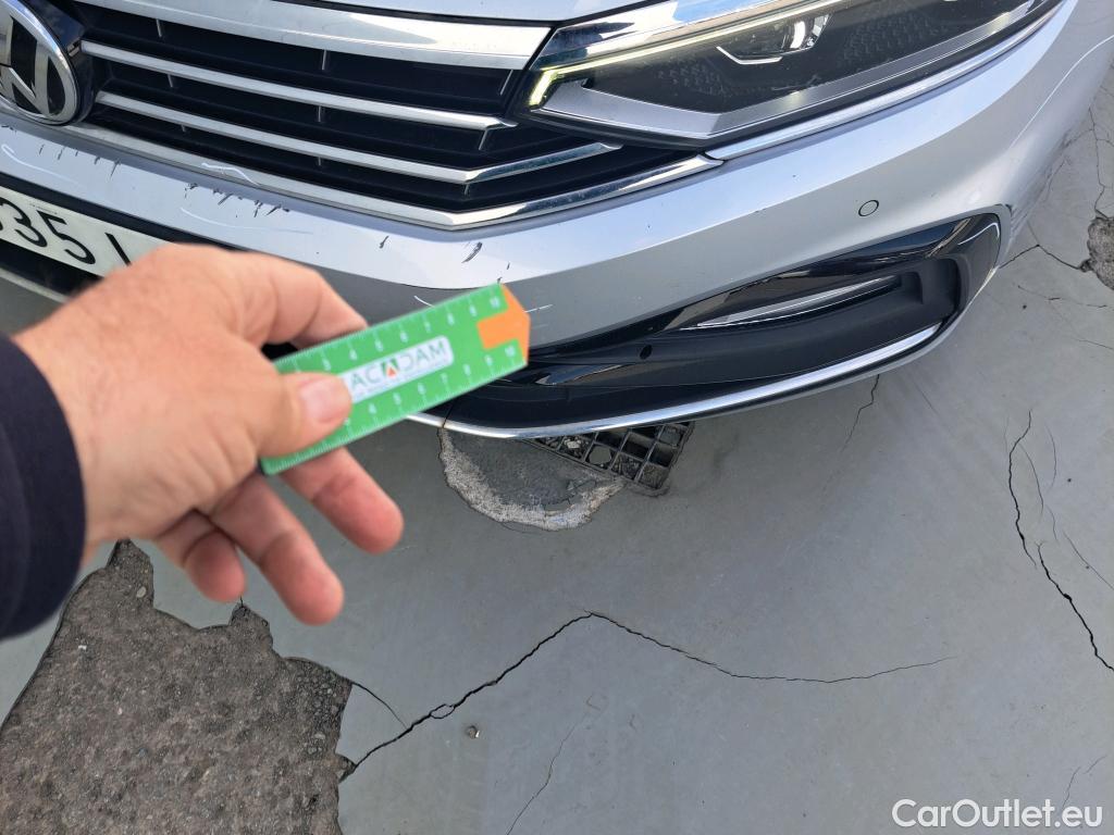  Volkswagen  Passat VOLKSWAGEN  / 2019 / 5P / familiar Variant R-Line 2.0 TDI 140kW (190CV) DSG #82