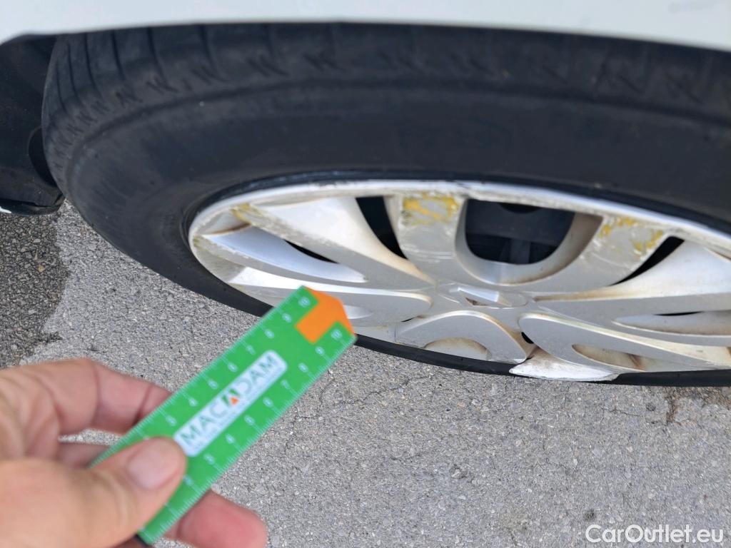  Renault  Clio RENAULT  / 2016 / 5P / berlina con portón Business TCe 66kW (90CV) GLP -18 #78