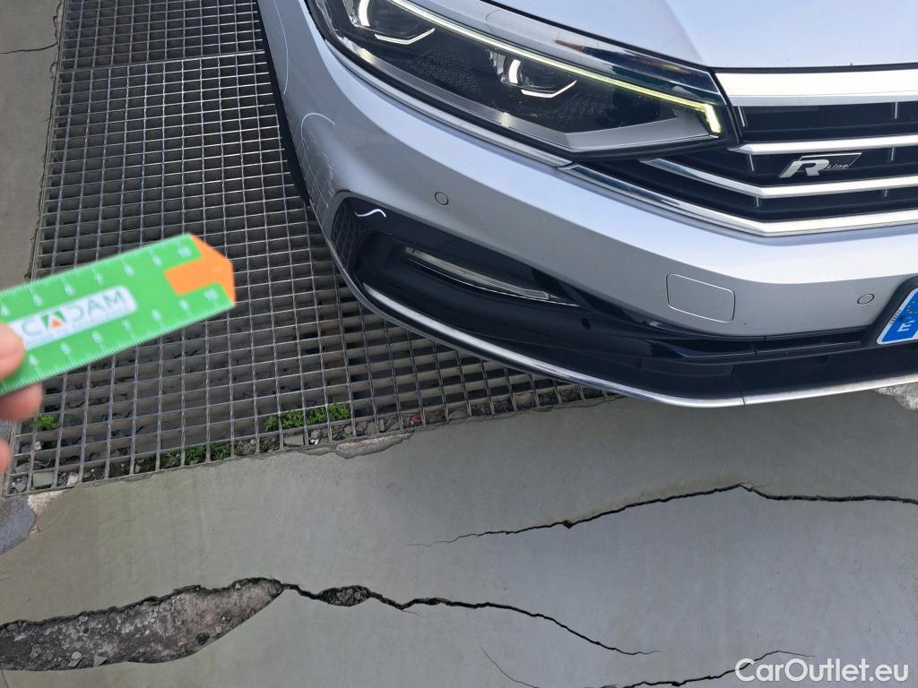  Volkswagen  Passat VOLKSWAGEN  / 2019 / 5P / familiar Variant R-Line 2.0 TDI 140kW (190CV) DSG #84